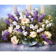 Натюрморт: фиолетовые цветы в вазе, выполненный маслом на холсте.
